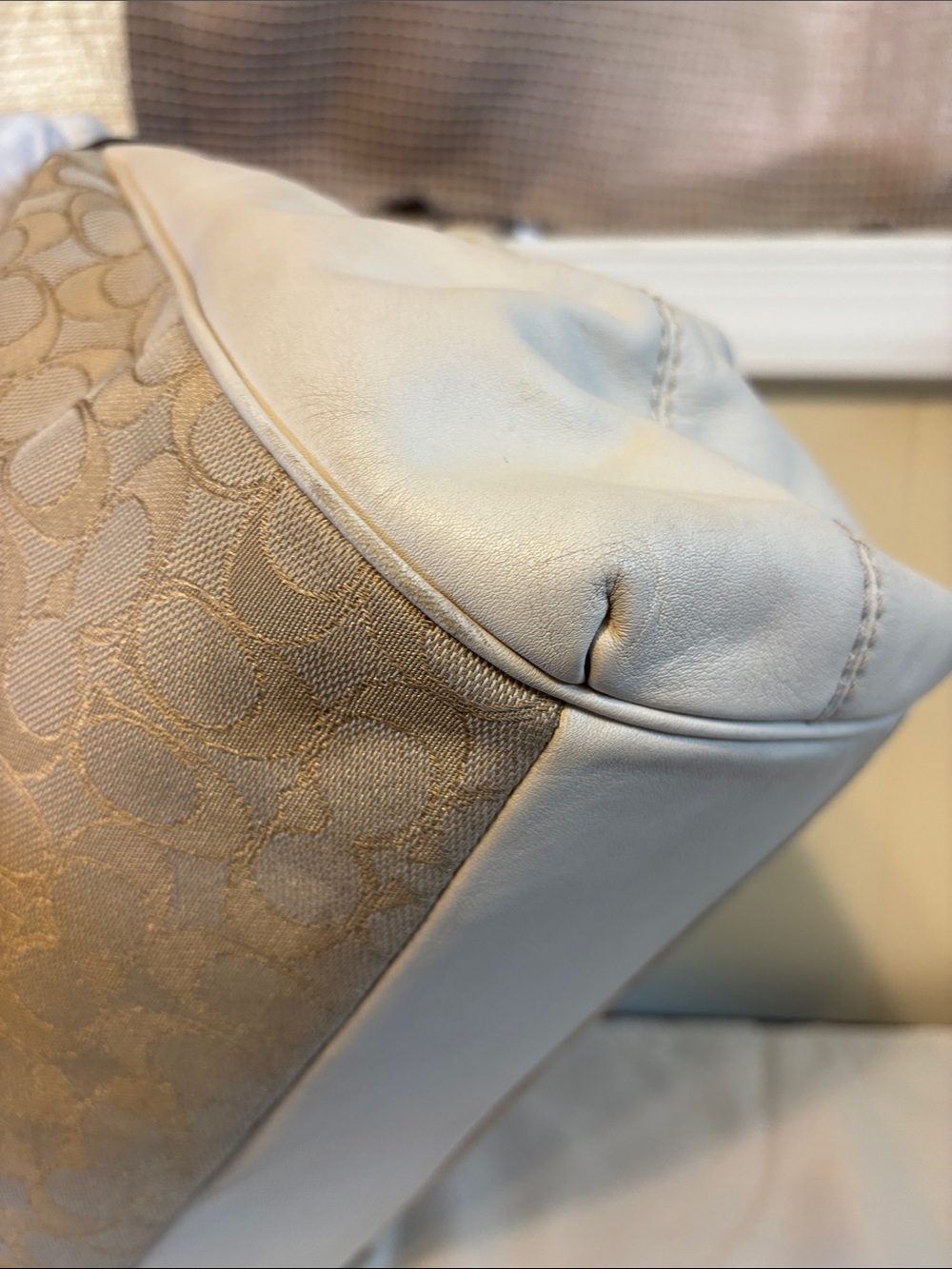 EUC Coach Outline Signature Lexy Shoulder Bag in Light Khaki/Chalk - Picture 7 of 16